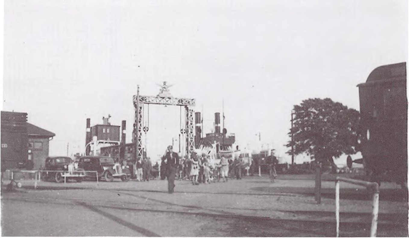 Færgeleje og jernbaneterræn i Nykøbing, foto fra 1945.